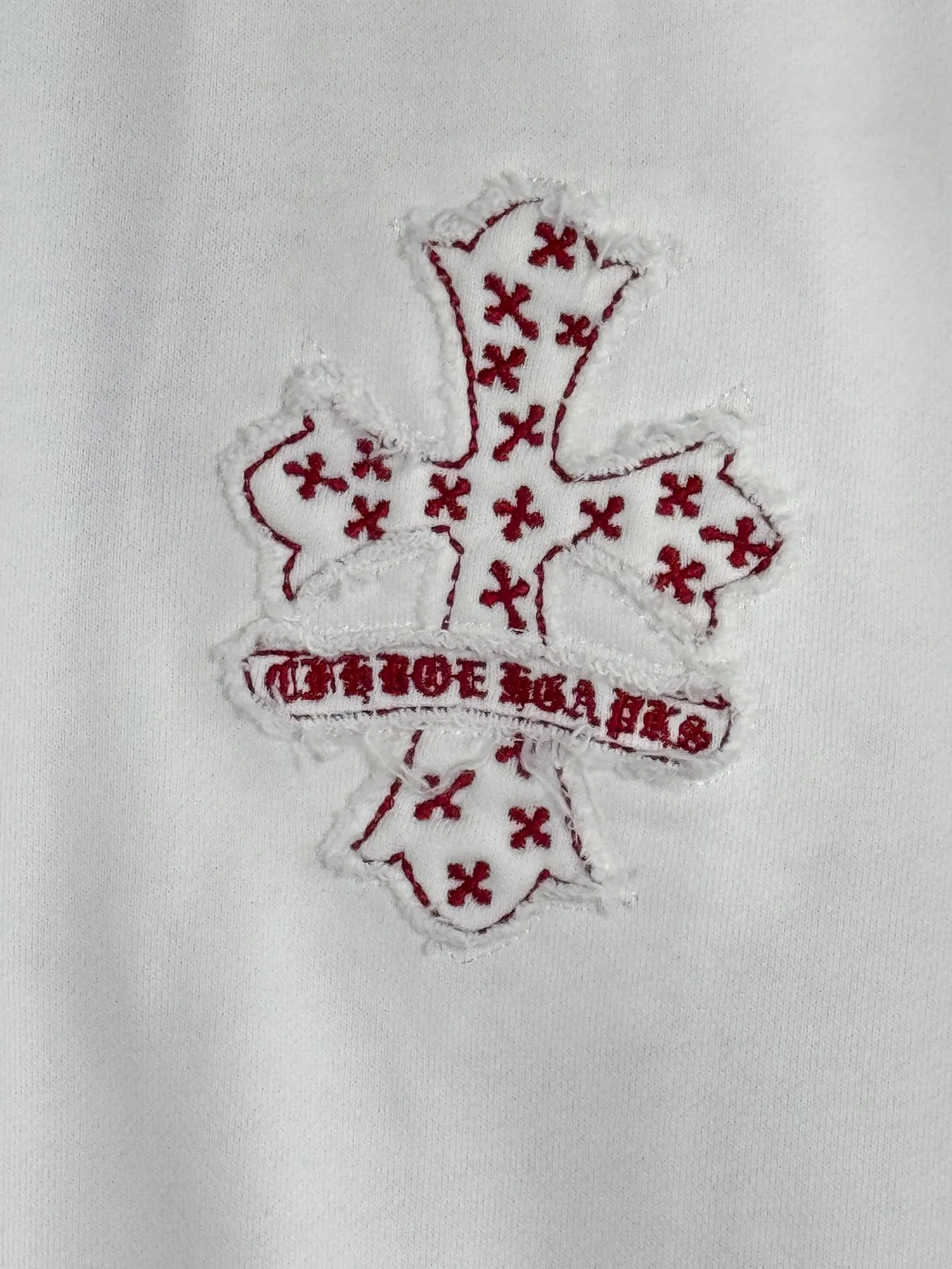 P260 top version, real shot without P, ​​different from market currency) 𝗖𝗵𝗿𝗼𝗺𝗲 𝗛𝗲𝗮𝗿𝘁𝘀/Cro Heart 2025 washed patch embroidery autumn and winter new original single counter American laser burnt 3D three-dimensional color embroidered couple casual sweatshirt 👑The highest version! Customized fabric 420g tripe terry fabric! American acid-washed and distressed original fabric laser burnt ✟appliqué embroidery and exquisite embroidery of letters! The best-selling model in the counter, very comfortable to wear. Accessories: original molded and authenticated collar label➕100% silk wash label. Genuine purchase-grade original hangtag➕matching hanging rope➕3D hanging beads➕original packaging bag. Craftsmanship: The original version has consistent wiring! The highest version of the armhole matching technique! Color: White Black Size: S M L XL Style Number: 25-316